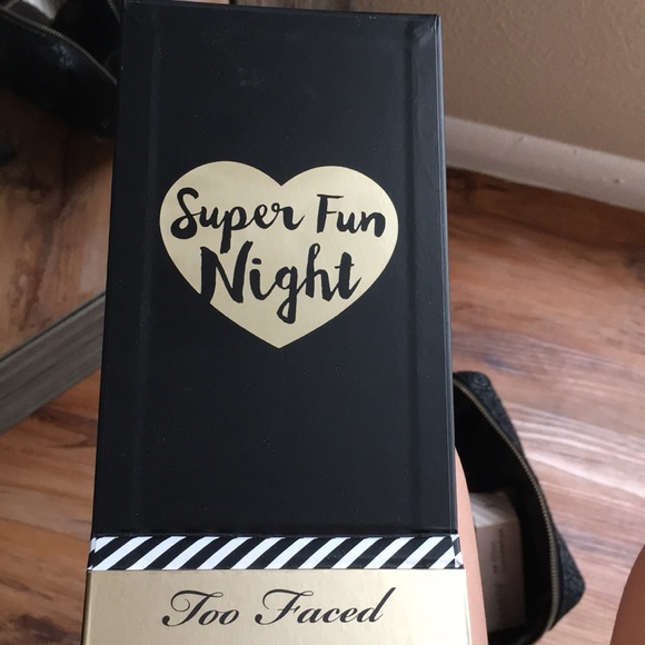 Too faced eye shadow pallet - Picture 3 of 3